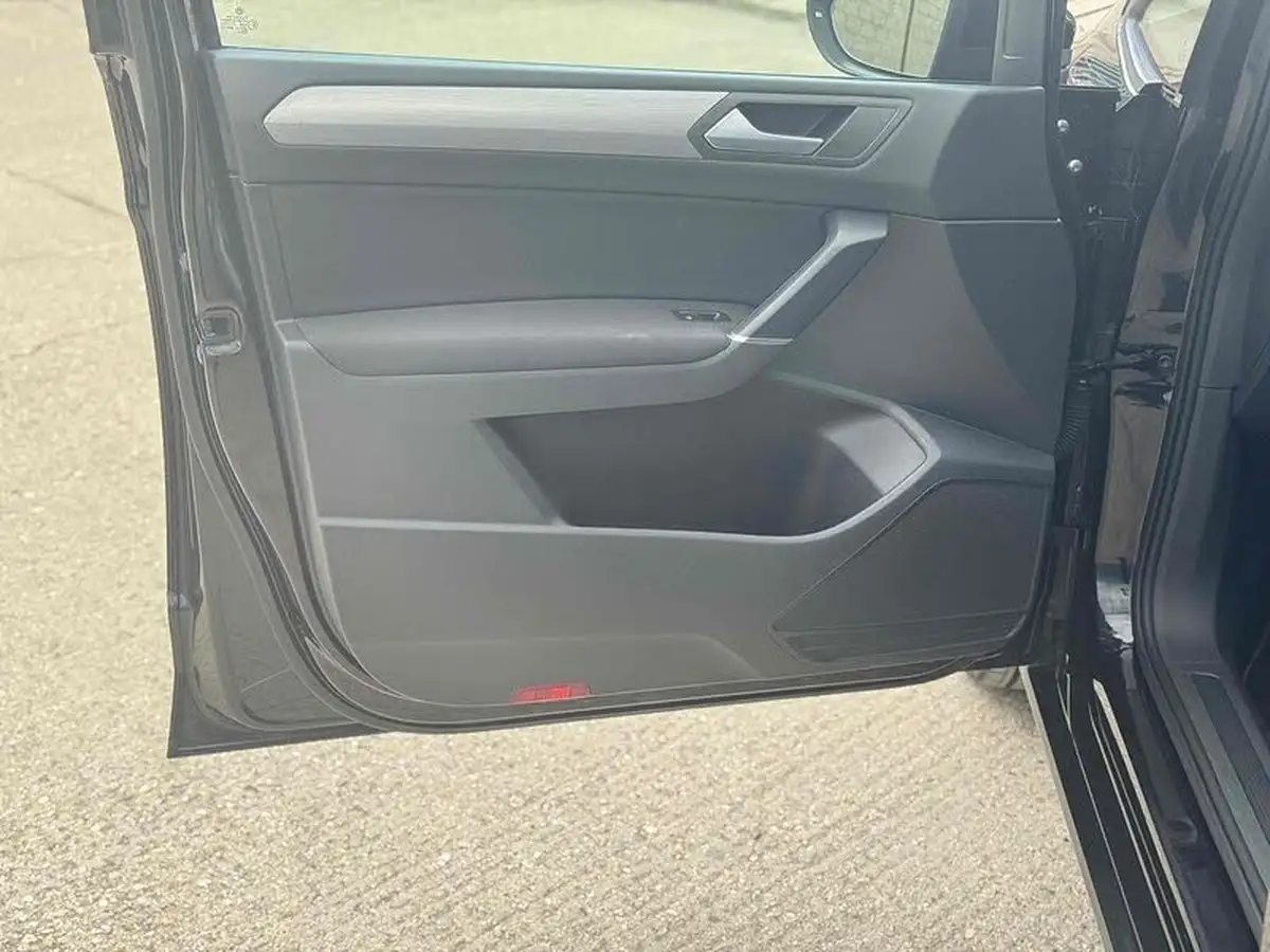 2016-volkswagen-touran-20tdi-se-family-big-36