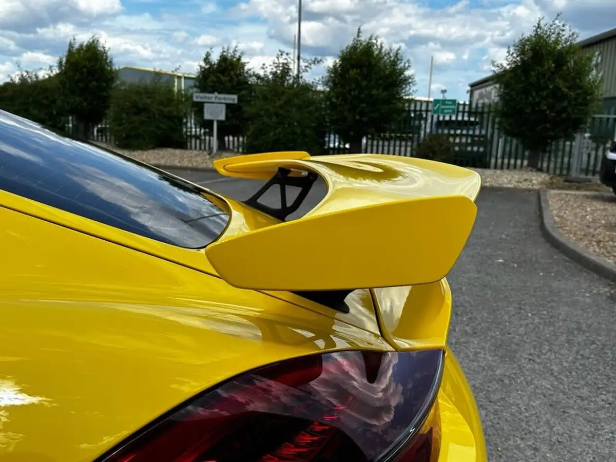 2016-porsche-cayman-38-gt4-big-11