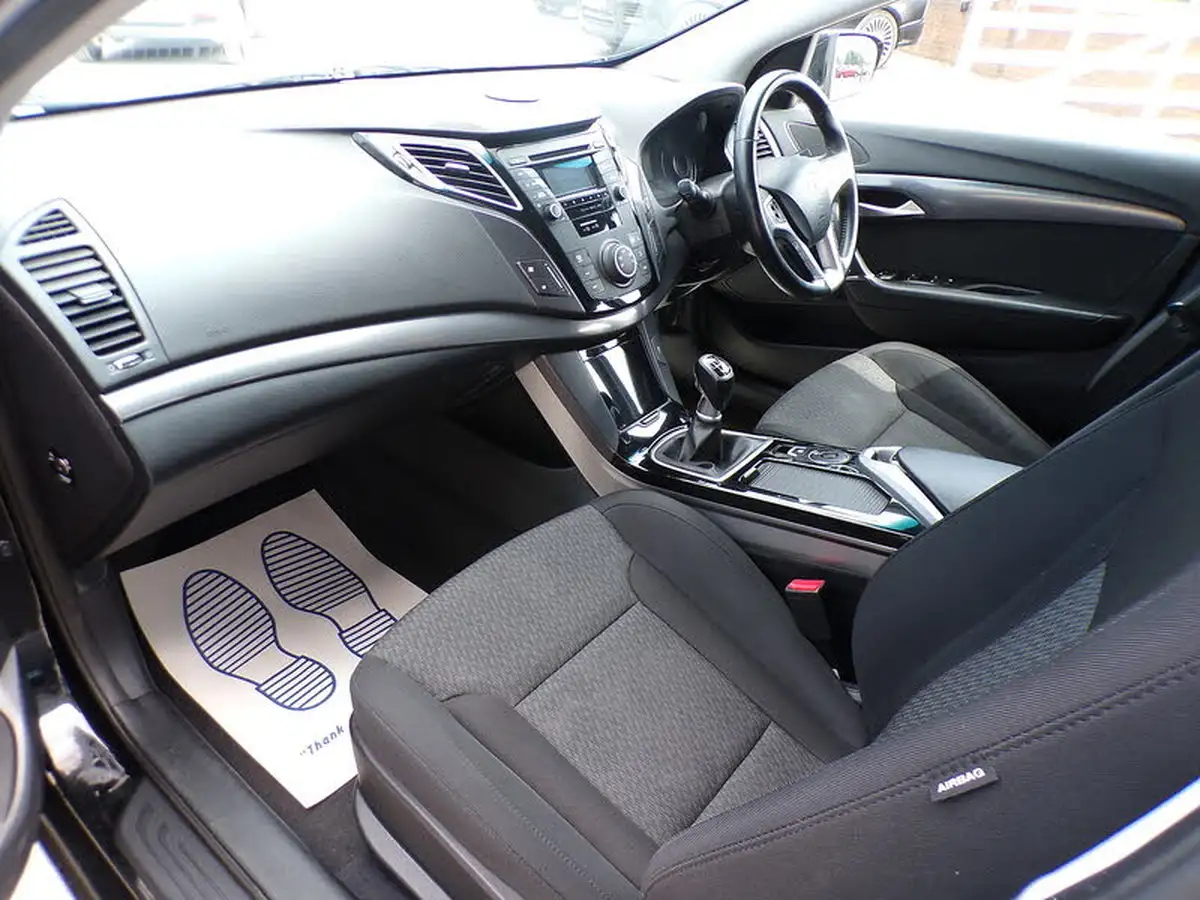 2013-hyundai-i40-17td-active-136ps-saloon-4d-big-15