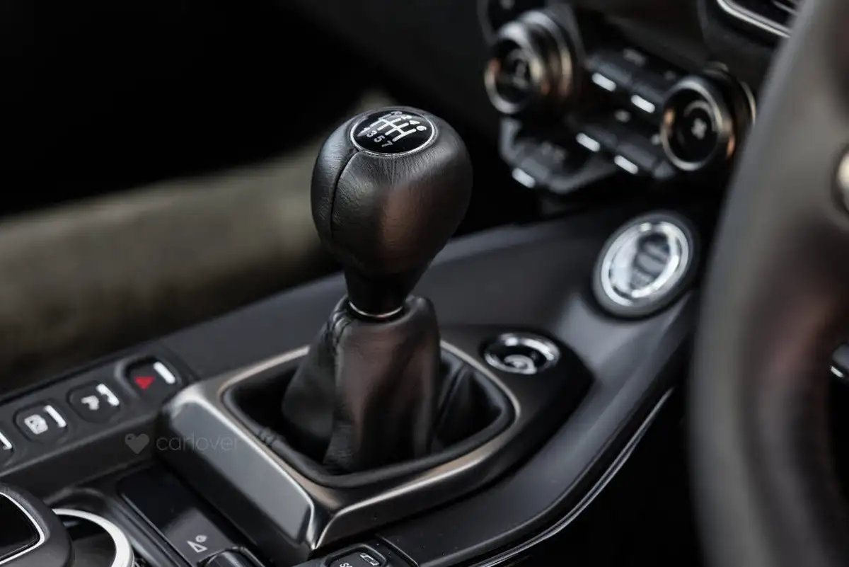 2021-aston-martin-vantage-40-v8-vantage-coupe-big-61
