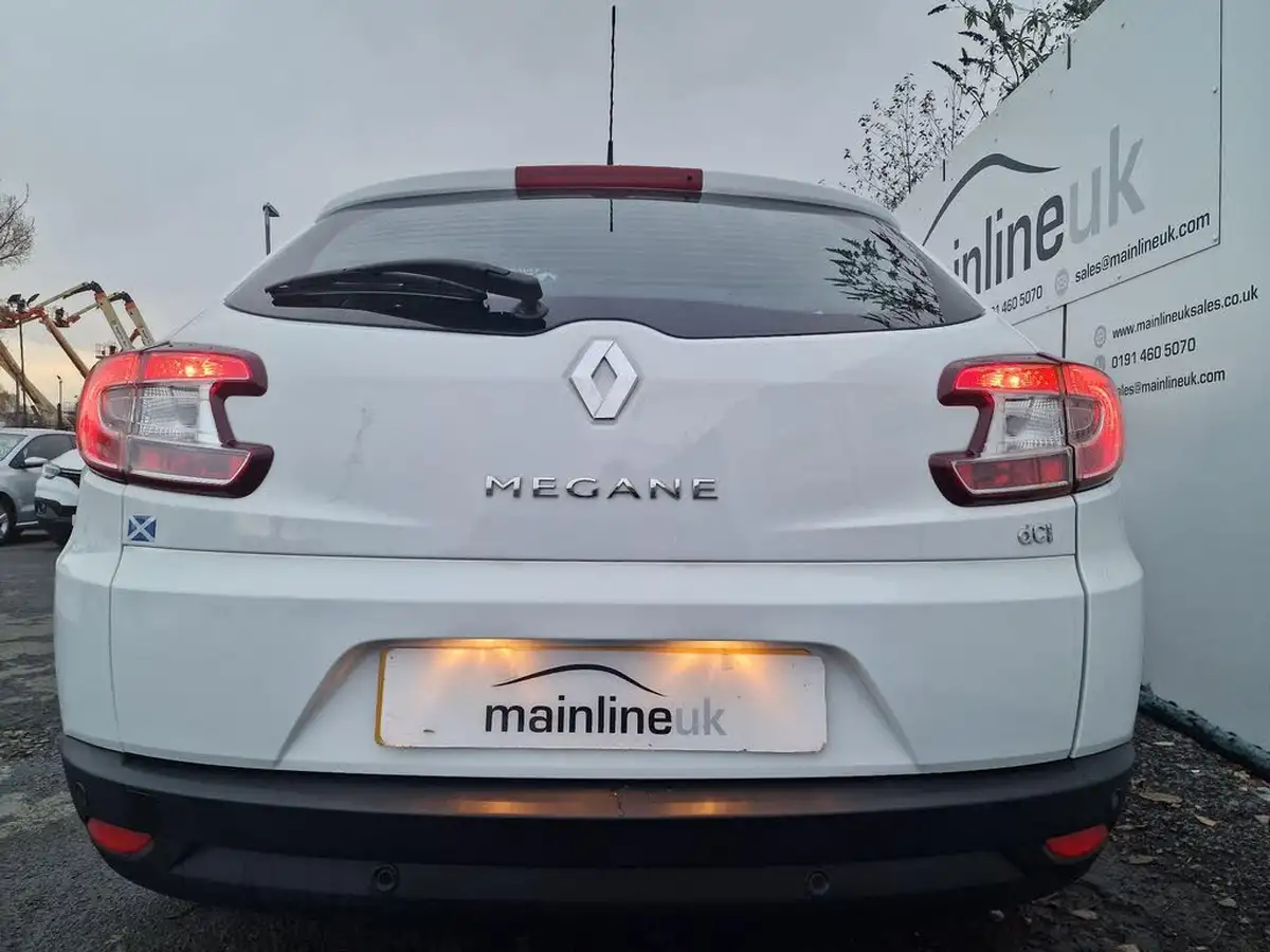 2015-renault-megane-15dci-dynamique-nav-energy-ss-sport-tourer-5d-big-13