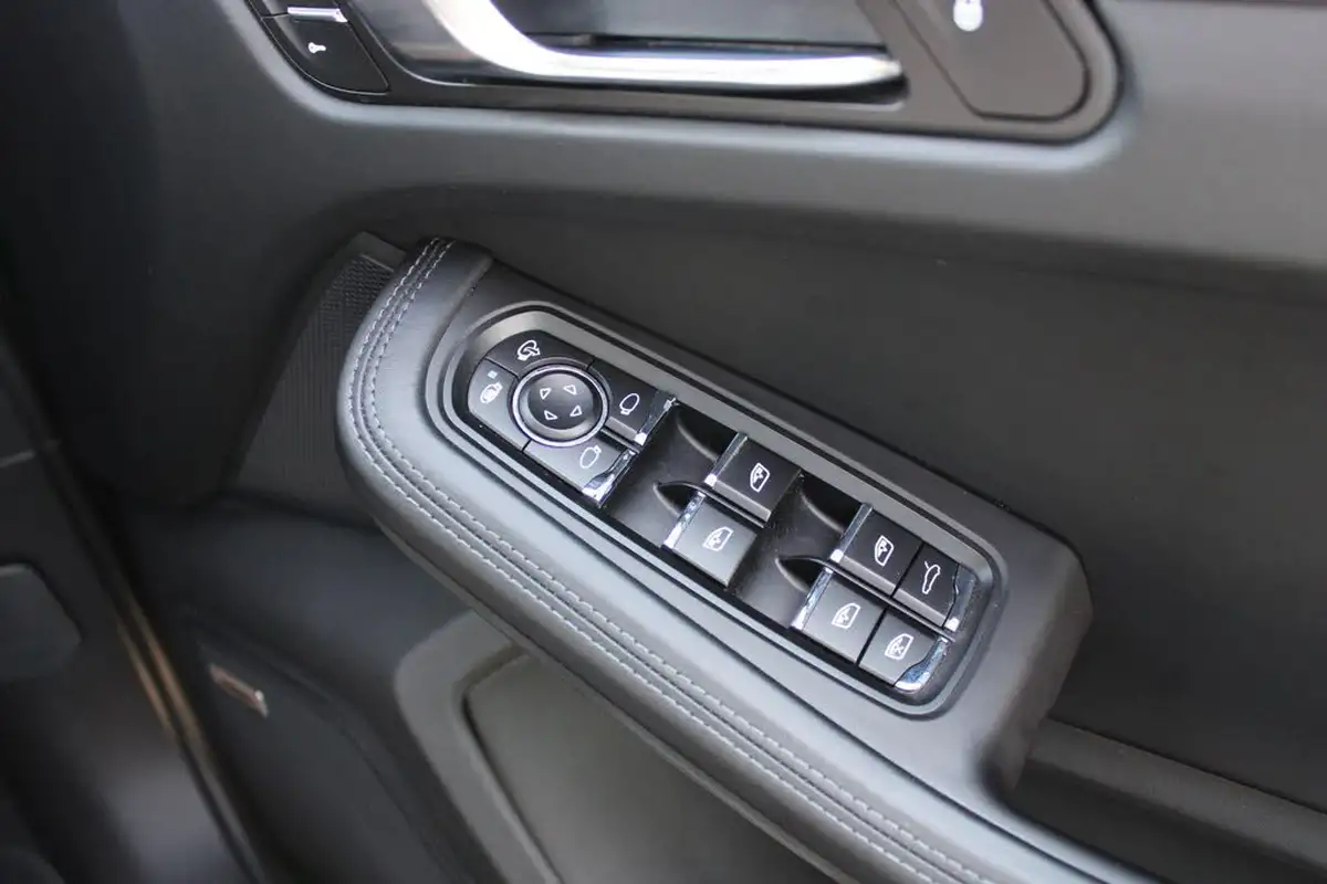 2018-porsche-macan-big-35