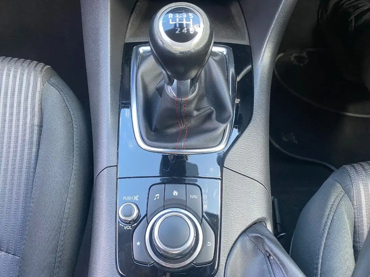 2014-mazda-mazda3-20-se-nav-fastback-4d-big-18