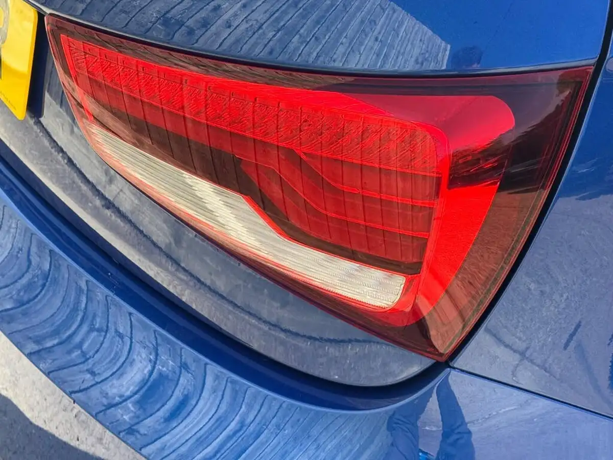 2015-audi-a1-20-s1-hatchback-3d-big-53
