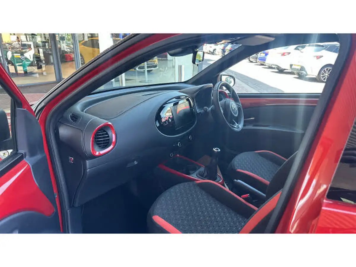 2024-toyota-aygo-x-10-vvt-i-edge-big-9