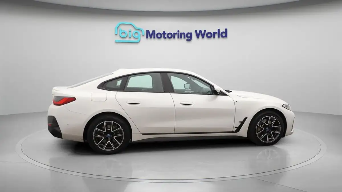 2022-bmw-i4-e-edrive40-m-sport-big-8