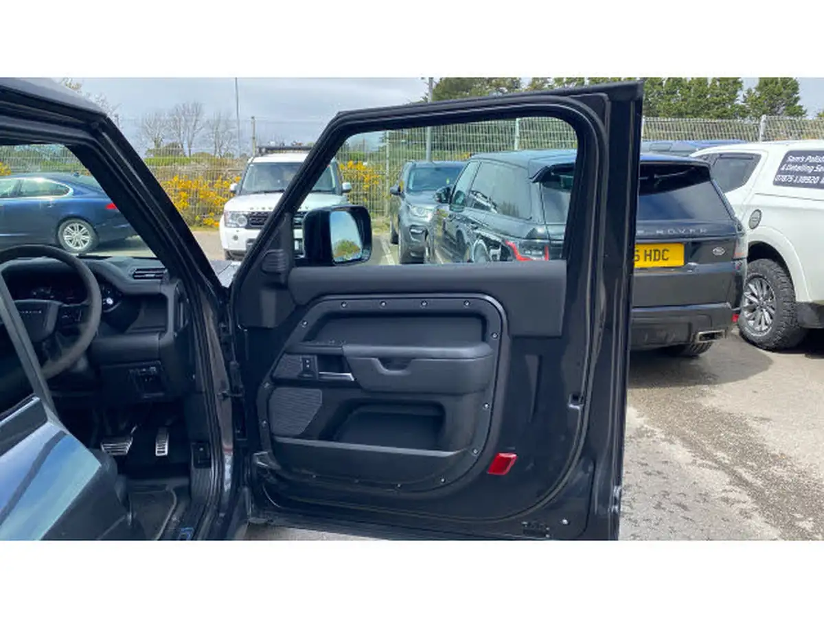 2022-land-rover-90-defender-50-p525-v8-big-33