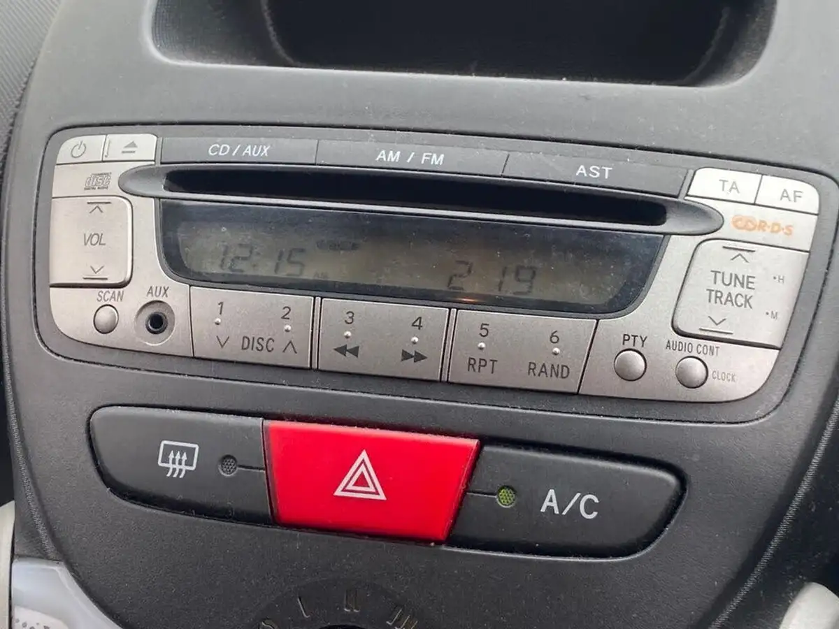 2012-toyota-aygo-10-aygo-fire-5d-big-34