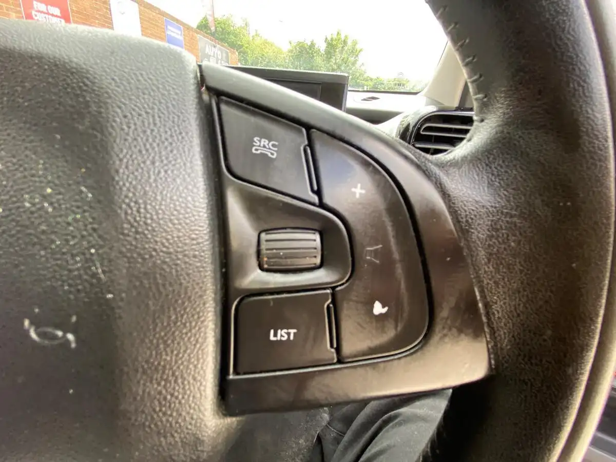 2017-citroen-c4-cactus-12-puretech-rip-curl-big-46