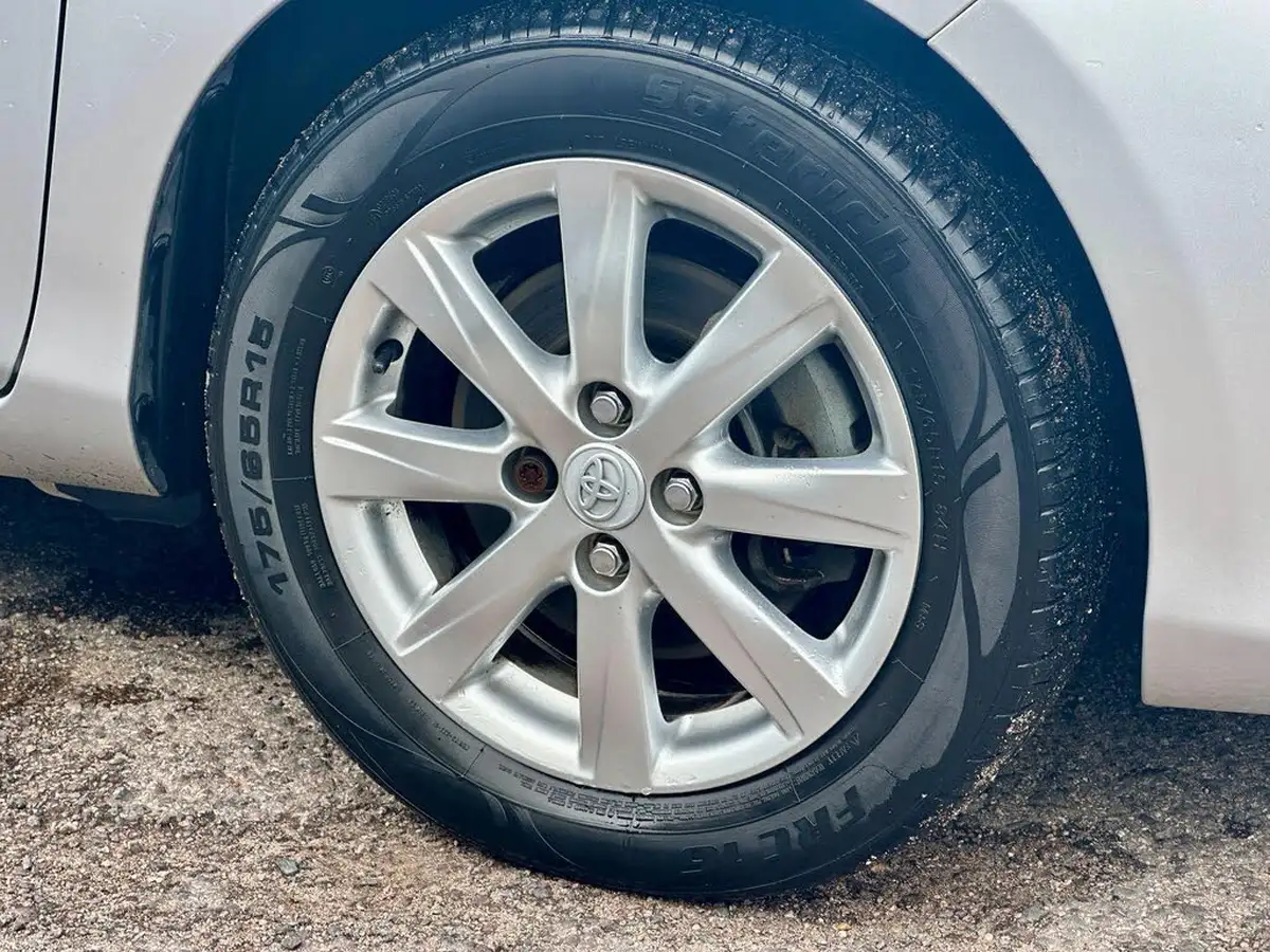 2012-toyota-yaris-15-vvt-i-t4-big-35