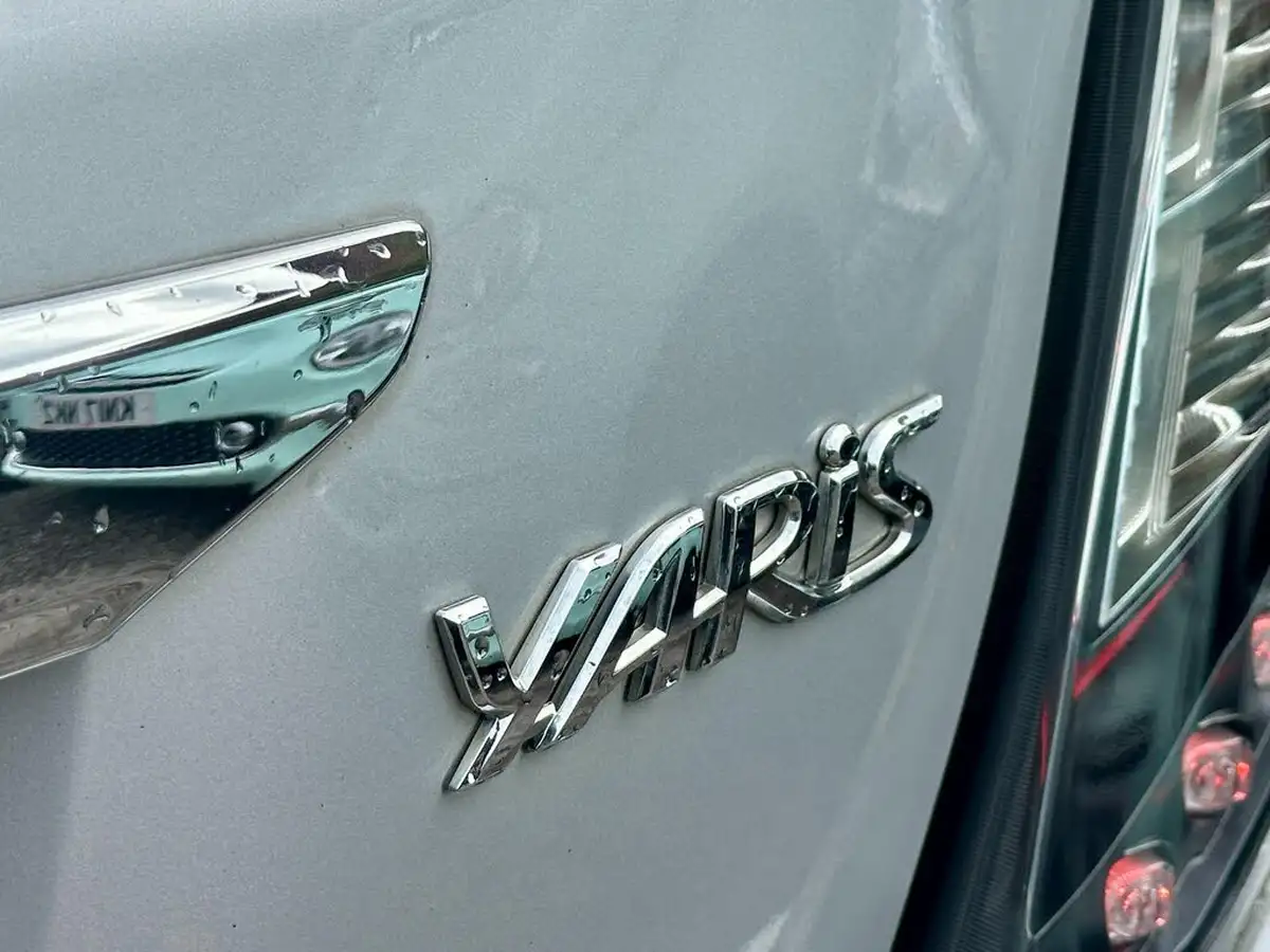 2012-toyota-yaris-15-vvt-i-t4-big-59