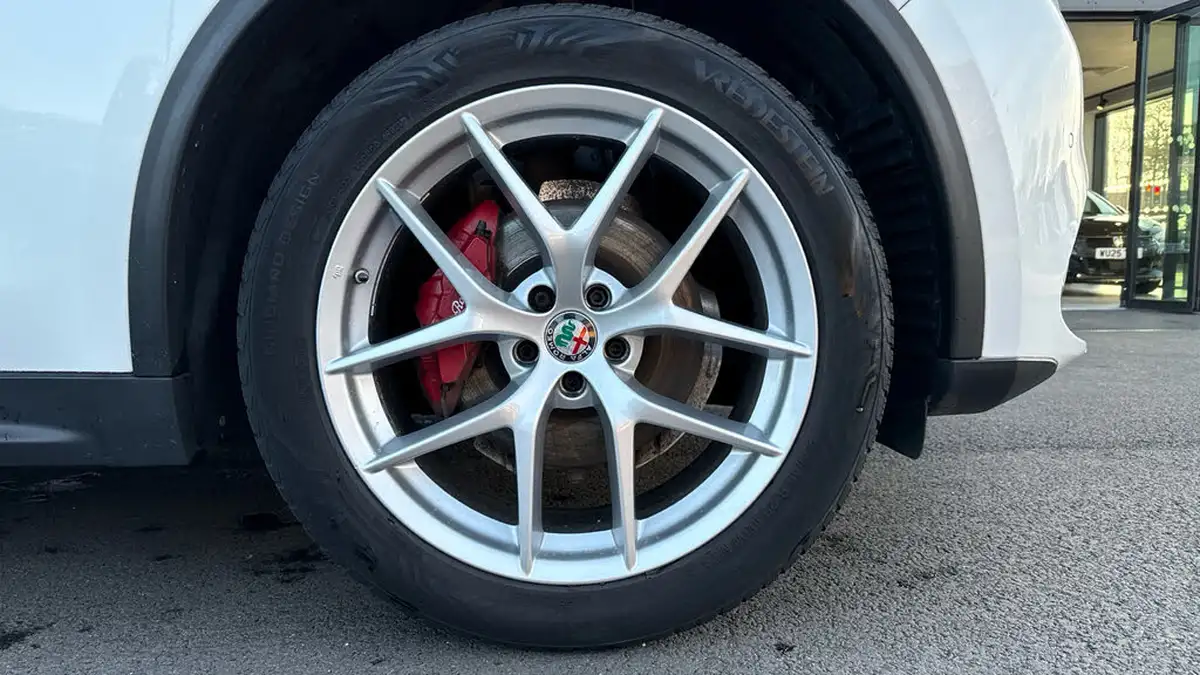 2018-alfa-romeo-stelvio-20-milano-big-16