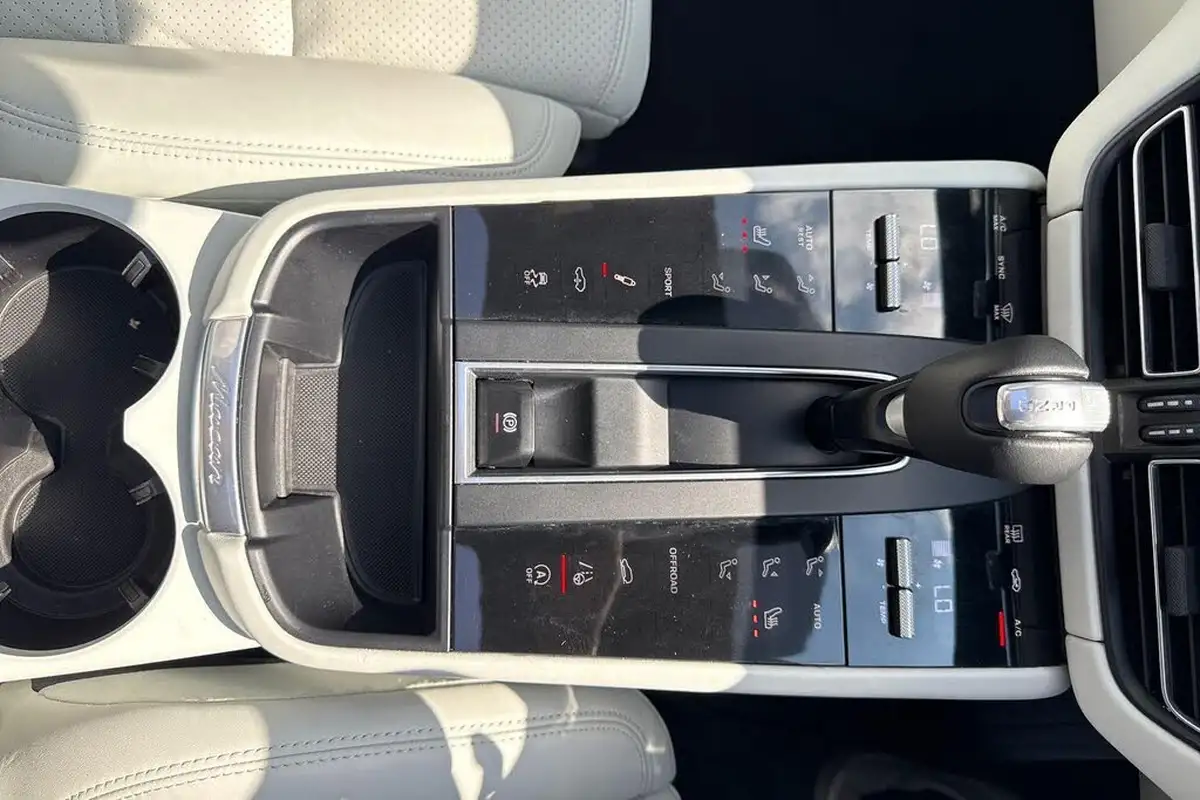 2022-porsche-macan-20-big-36