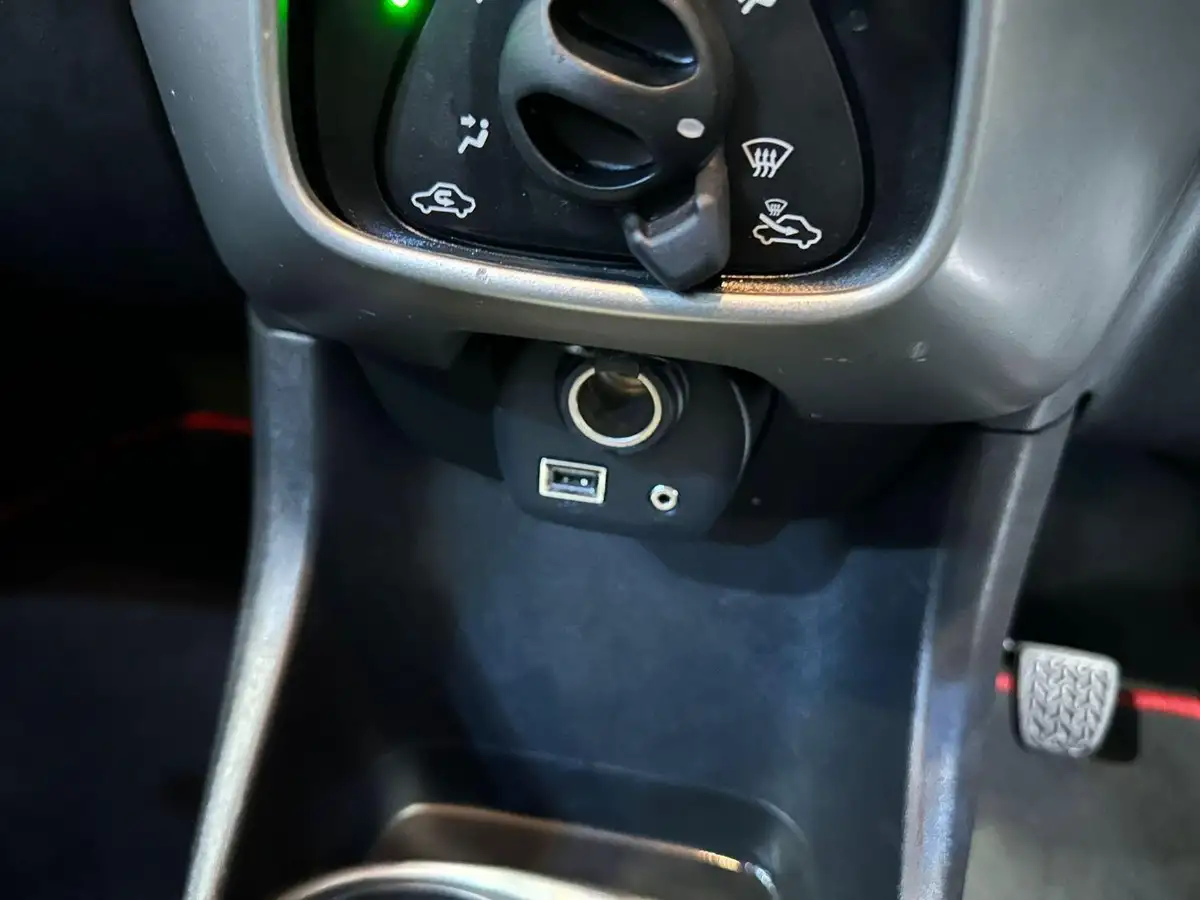 2016-toyota-aygo-10-vvt-i-x-play-68bhp-5d-big-15