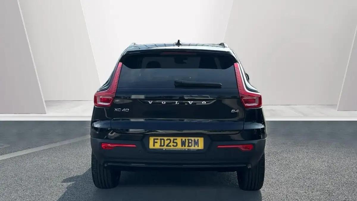 2025-volvo-xc40-20-b4-ultra-dark-big-6