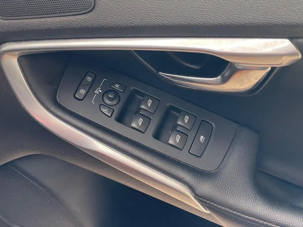 2015-volvo-v40-16td-d2-cross-country-lux-powershift-big-23