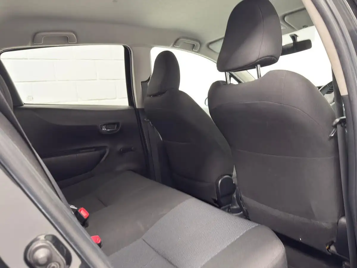 2013-toyota-yaris-15-vvt-i-t4-big-30