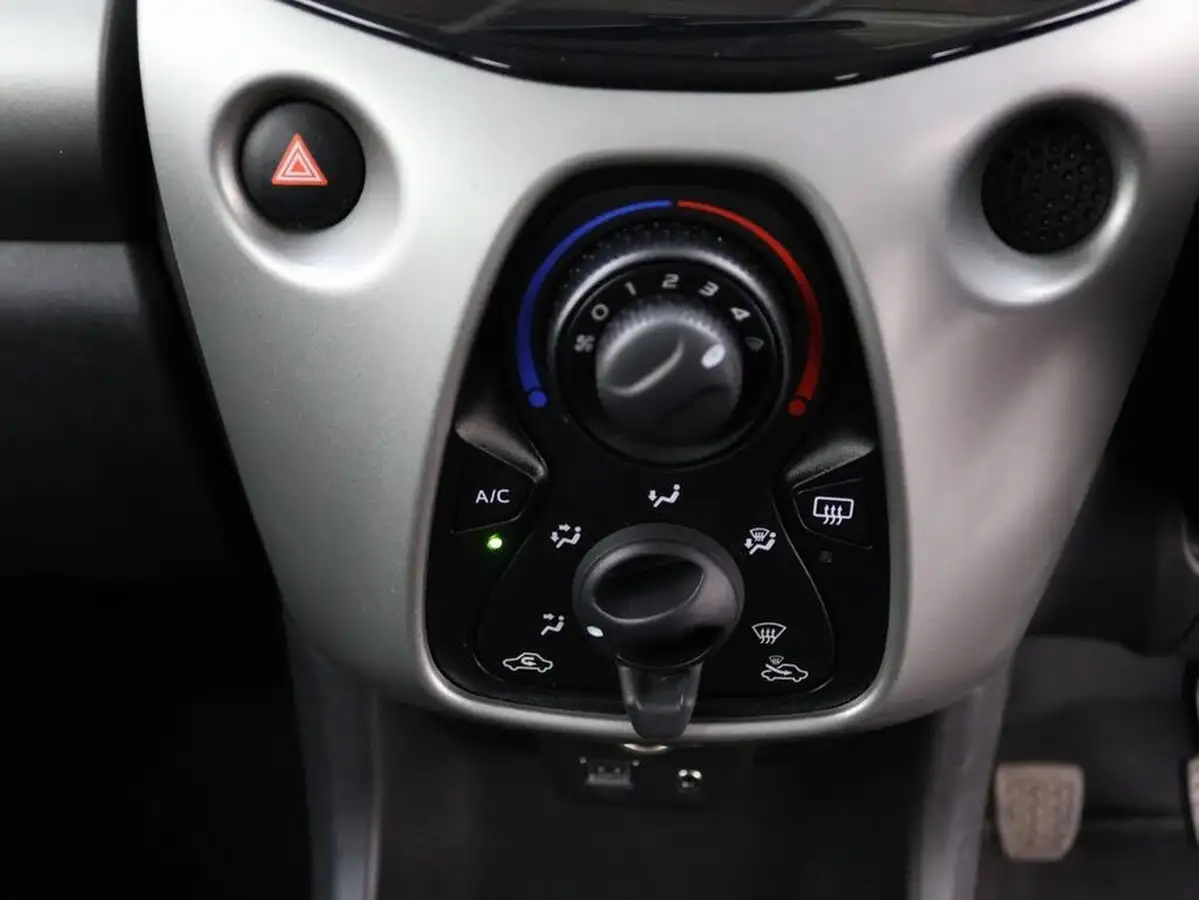 2018-citroen-c1-12-puretech-feel-5d-big-13