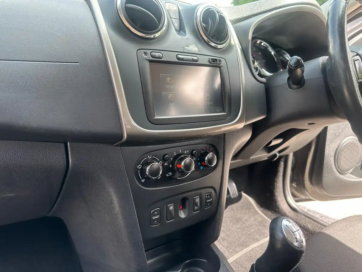 2014-dacia-sandero-stepway-15d-laureate-big-36