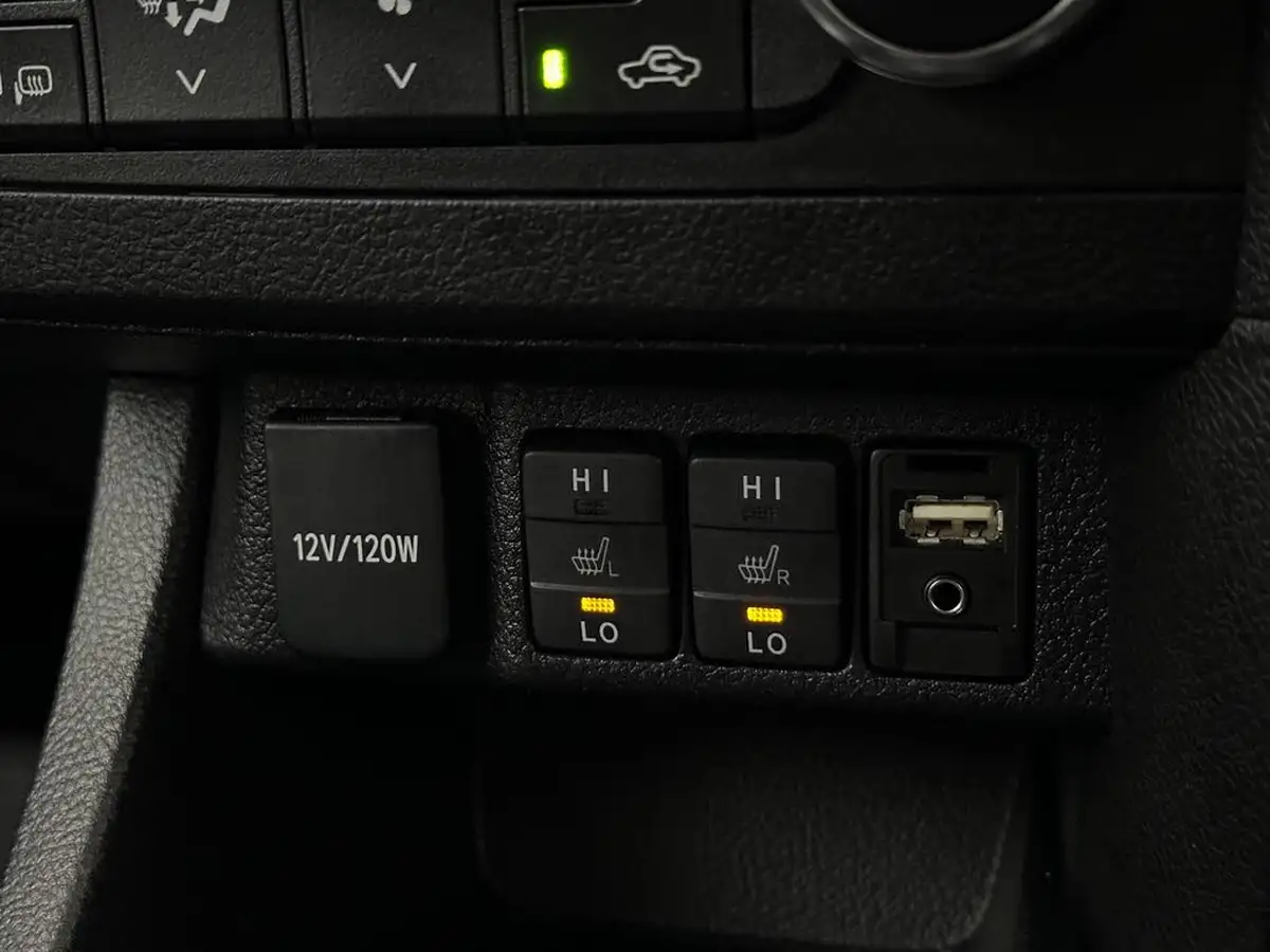 2014-toyota-auris-16-excel-hatchback-big-19