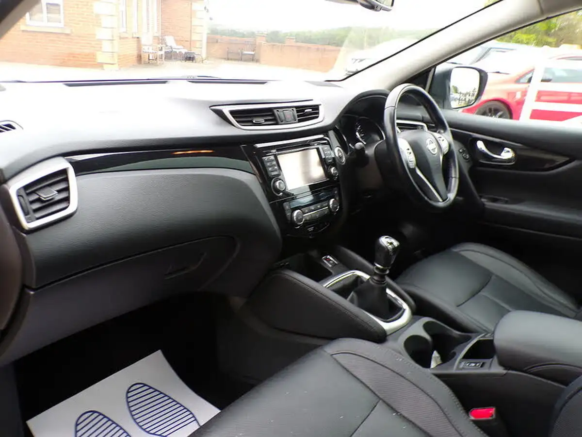 2015-nissan-qashqai-15dci-tekna-big-14
