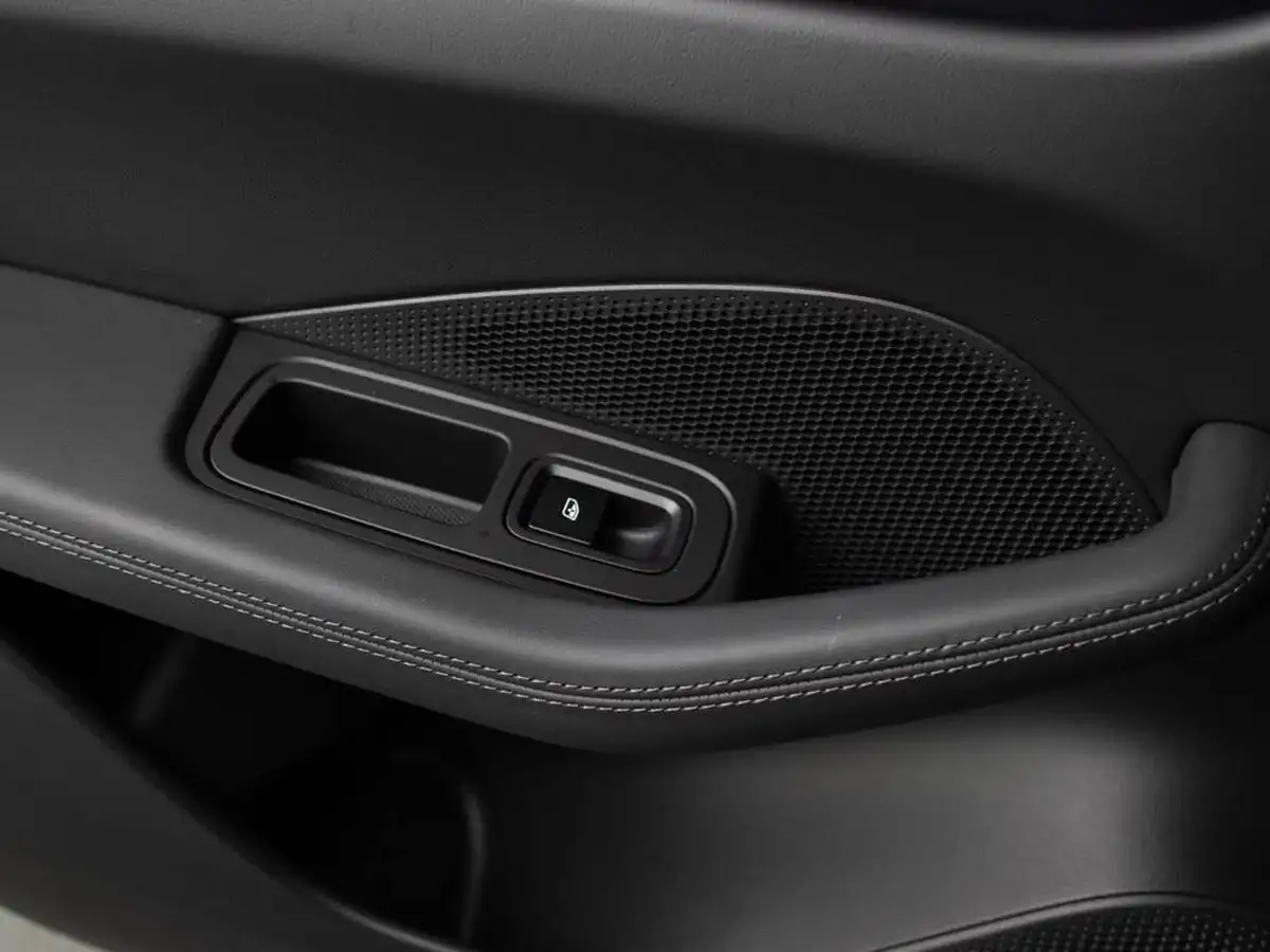 2025-porsche-macan-e-electric-big-27