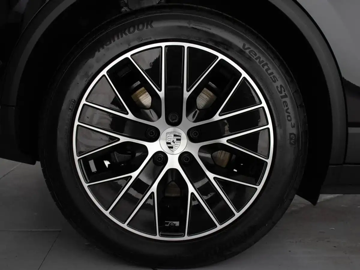 2025-porsche-macan-e-electric-big-3