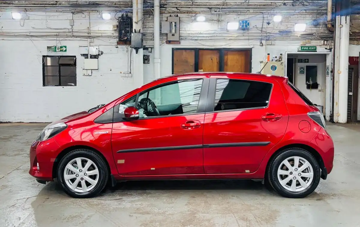 2013-toyota-yaris-15-vvt-i-t4-big-8