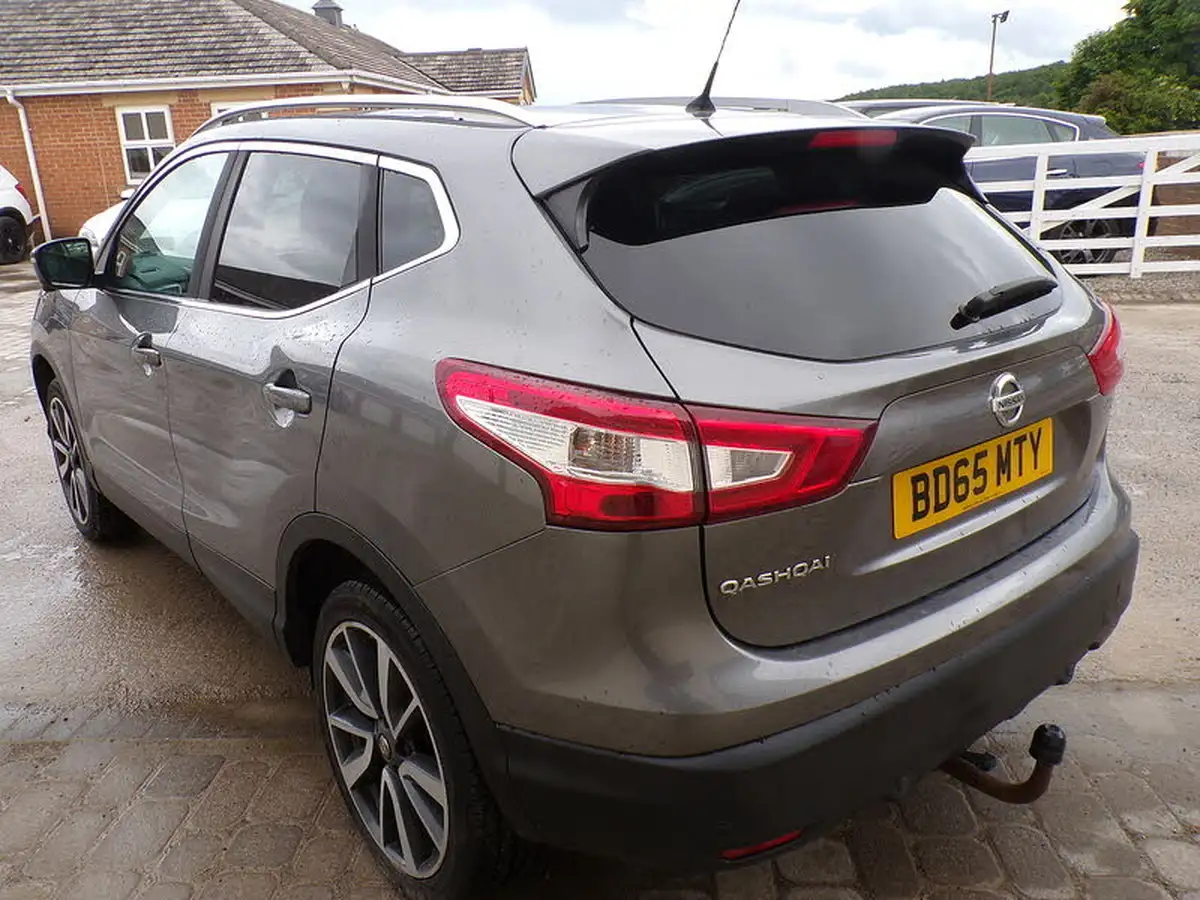 2015-nissan-qashqai-16dci-tekna-big-5
