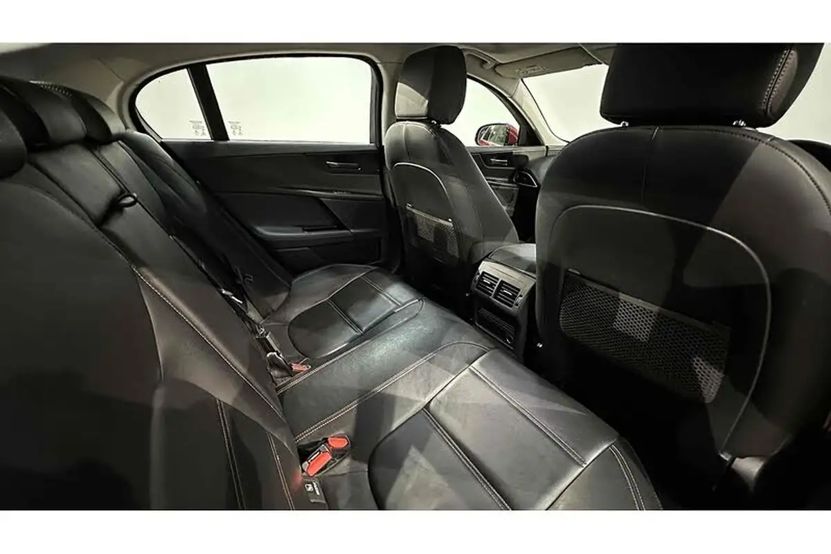 2015-jaguar-xe-20-prestige-big-24
