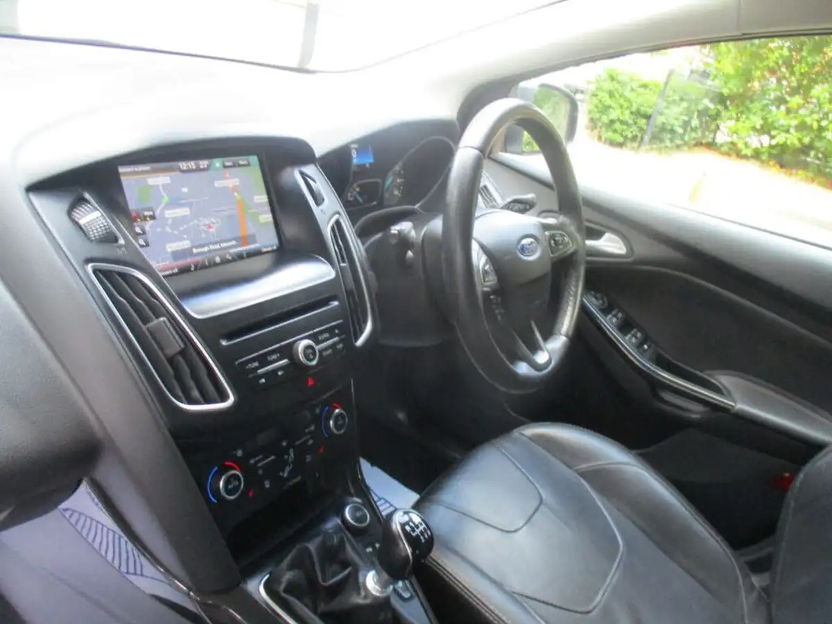 2015-ford-focus-15-titanium-hatchback-big-42