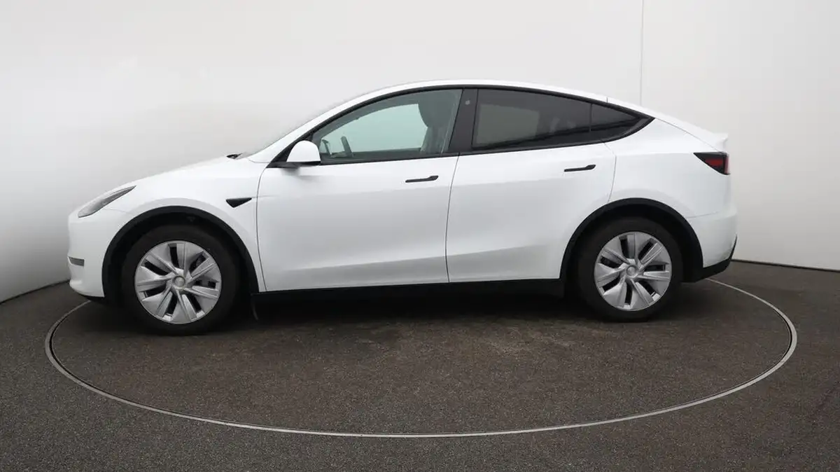 2023-tesla-model-y-e-long-range-big-62