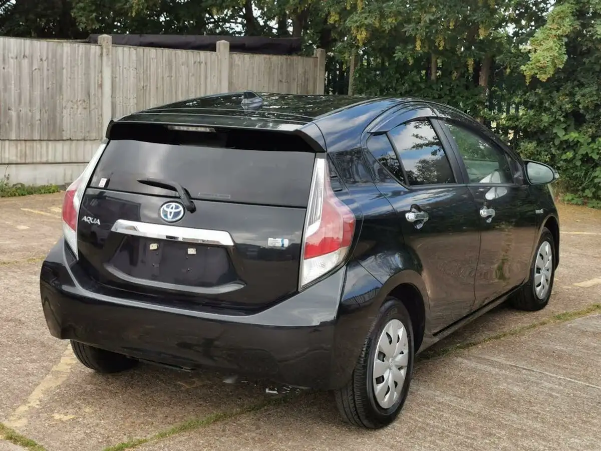 2016-toyota-aqua-15-hybrid-vvt-i-cvt-big-5