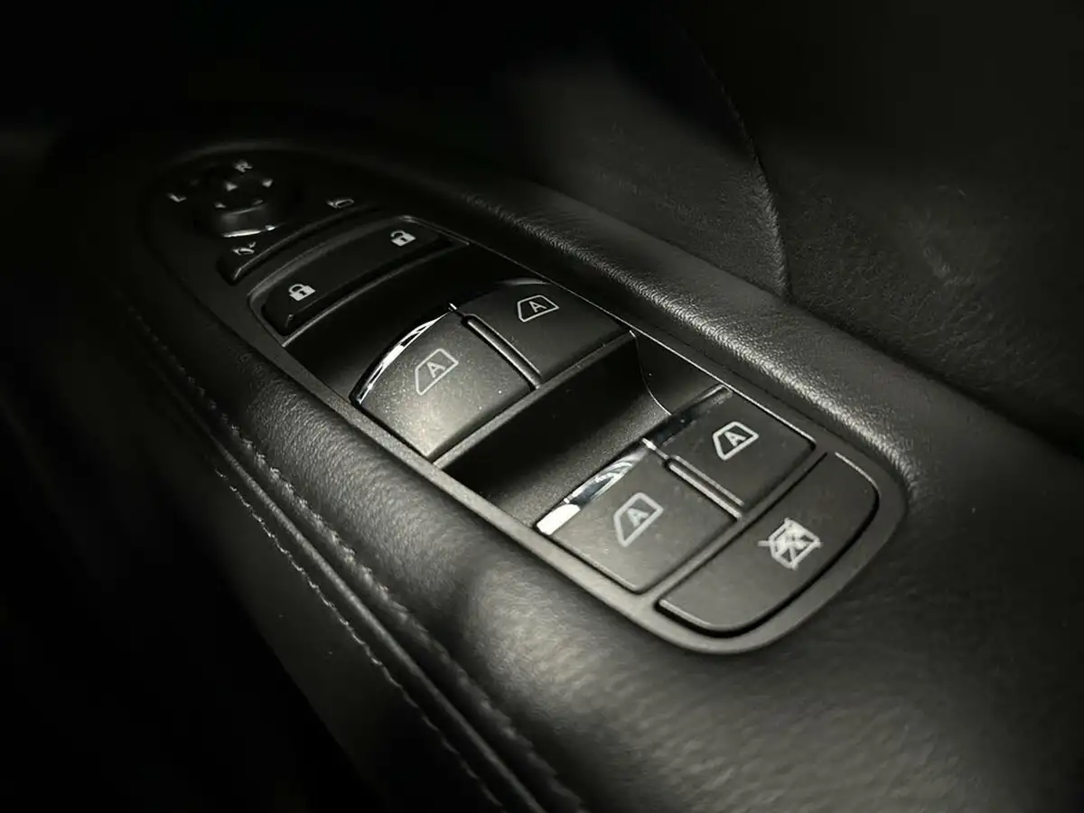 2016-infiniti-q70-22td-sport-big-15