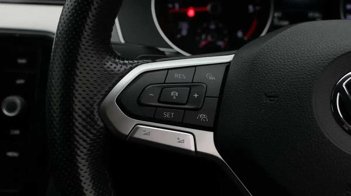 2020-volkswagen-passat-20tdi-r-line-150ps-evo-estate-5d-dsg-big-21
