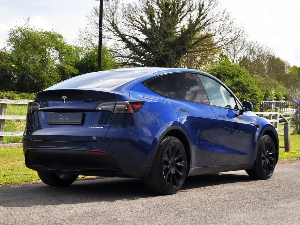 2022-tesla-model-y-e-long-range-big-31