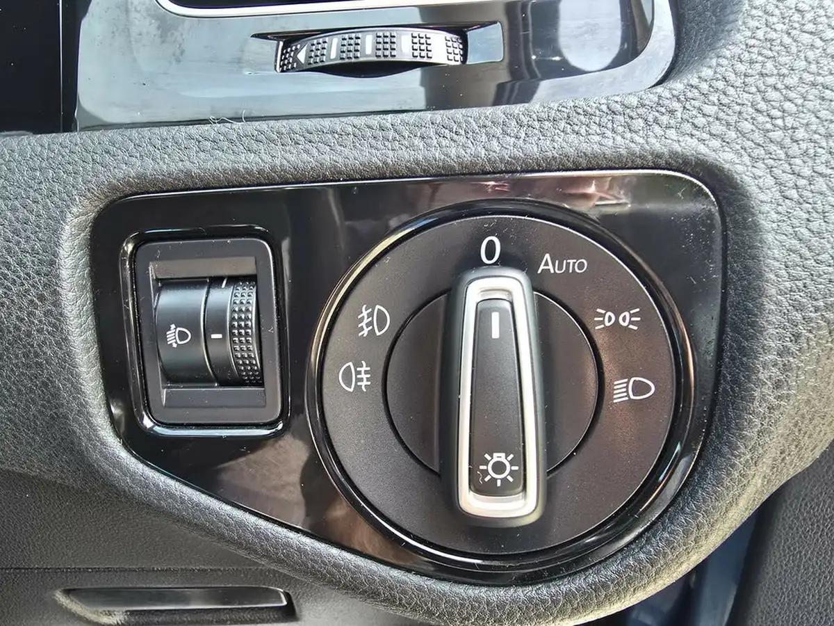 2013-volkswagen-golf-20tdi-gt-ss-hatchback-5d-big-12