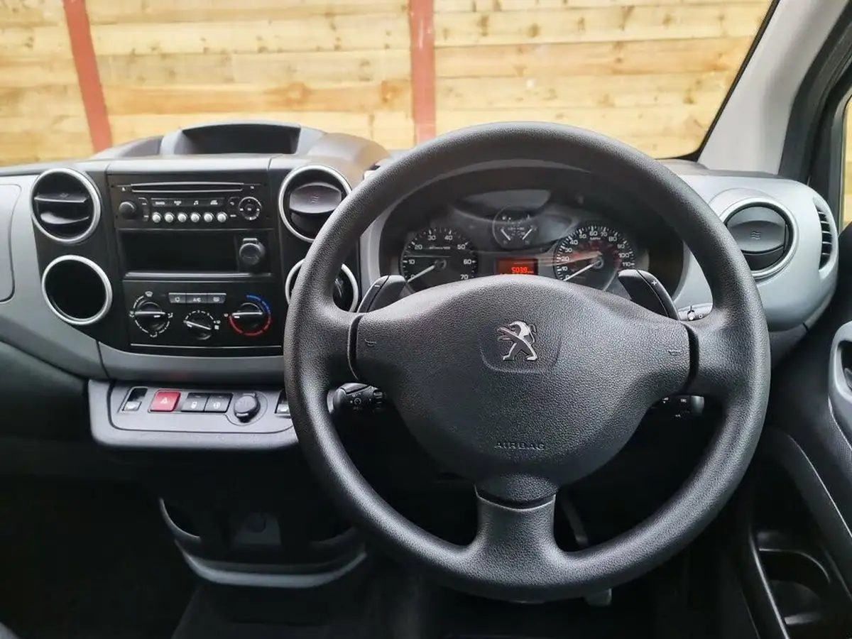 2018-peugeot-partner-big-1