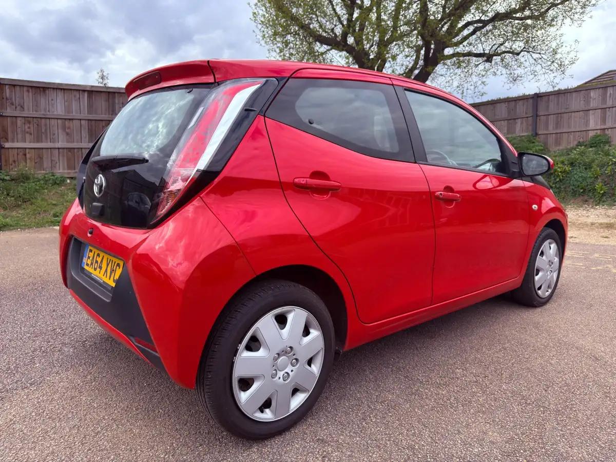 2015-toyota-aygo-10-vvt-i-x-play-5d-big-2