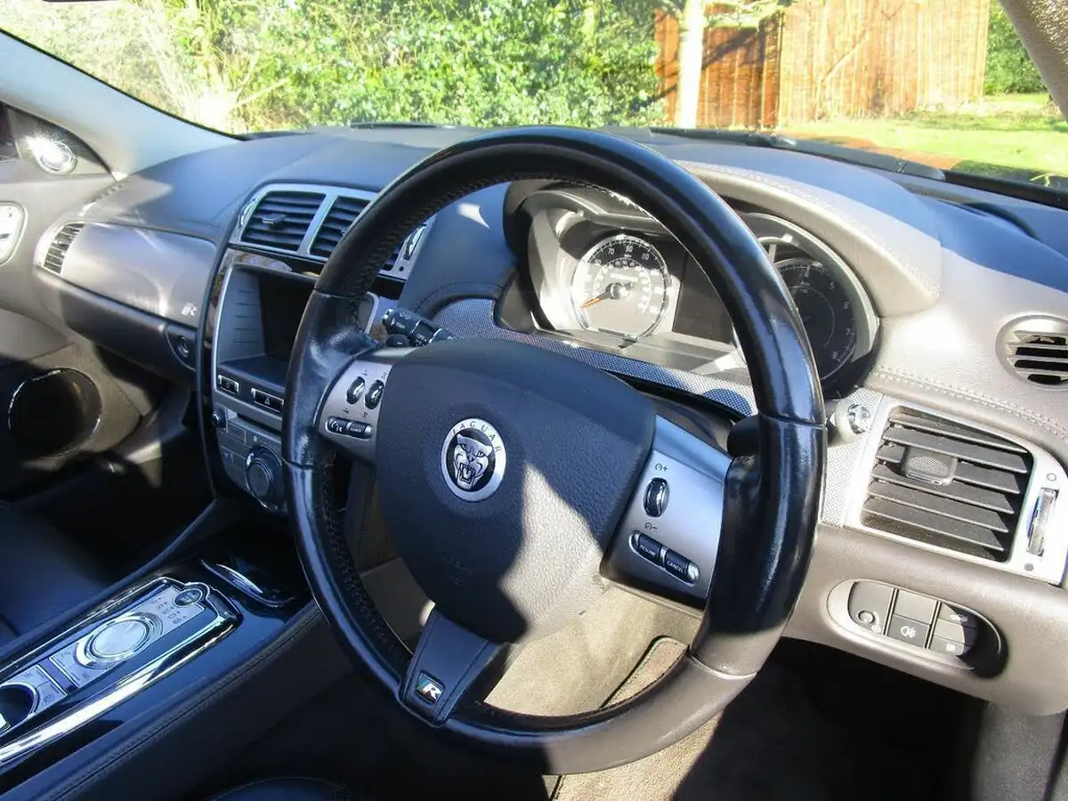2009-jaguar-xk-big-9