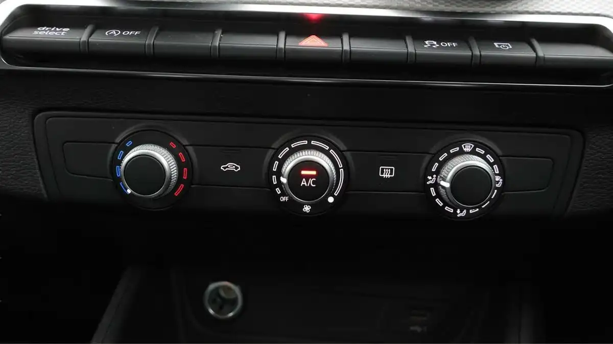 2022-audi-q2-10-30-tfsi-sport-big-12