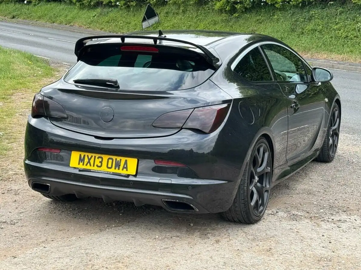 2013-vauxhall-astra-20-vxr-big-9