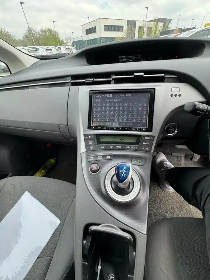 2010-toyota-prius-big-3