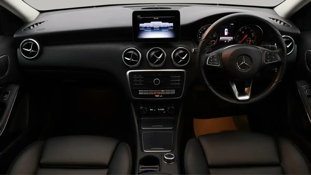 2017-mercedes-benz-a-class-15d-a180d-sport-premiumss-7g-dct-big-11
