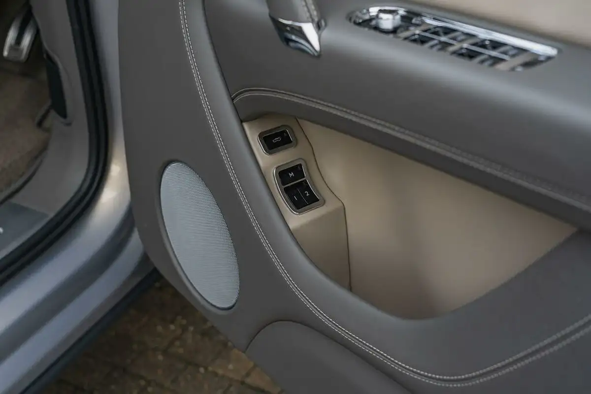 2019-bentley-bentayga-40-v8-big-46