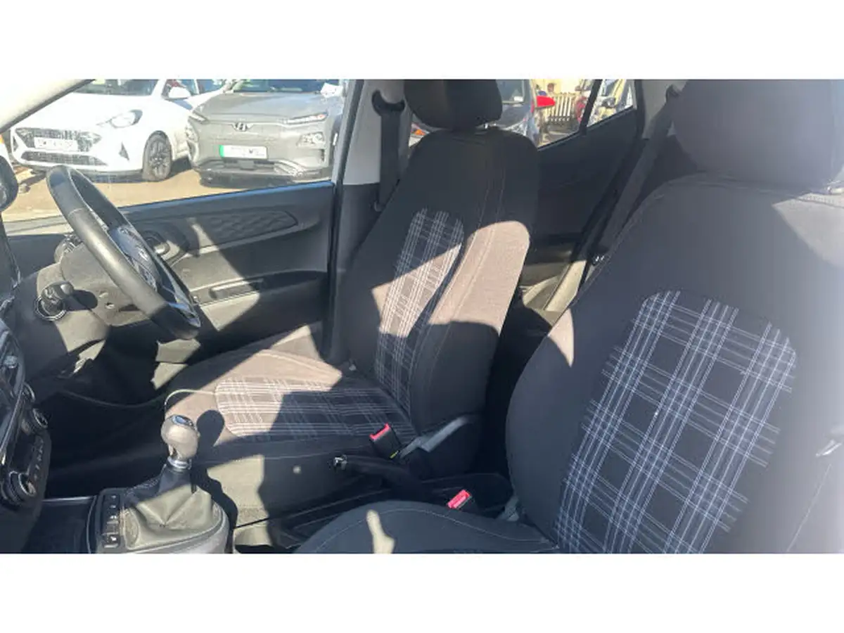 2023-hyundai-i10-12-premium-big-15