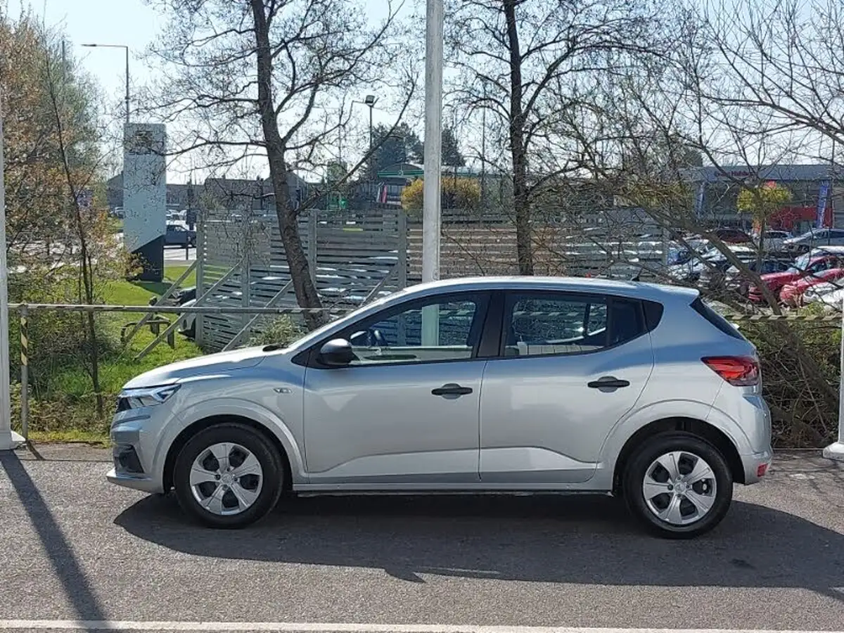 2022-dacia-sandero-10-sce-essential-big-3