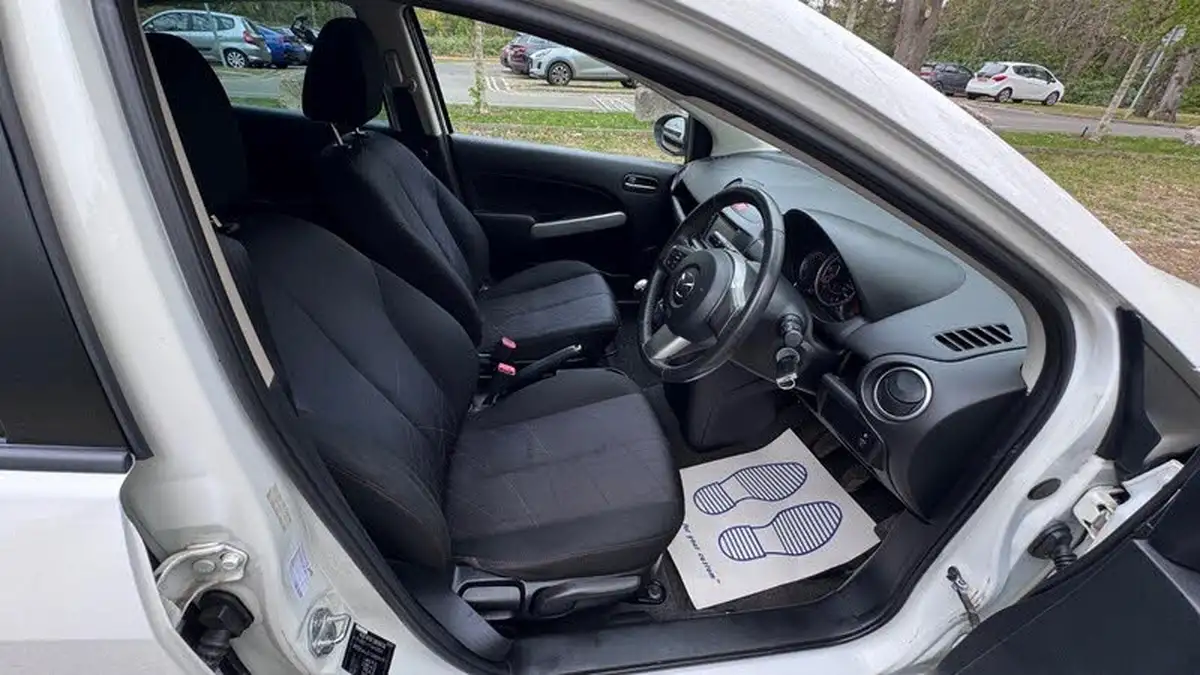 2013-mazda-mazda2-13-venture-big-2
