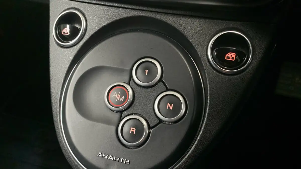 2018-abarth-695c-14-tjet-rivale-182ps-mta-big-19
