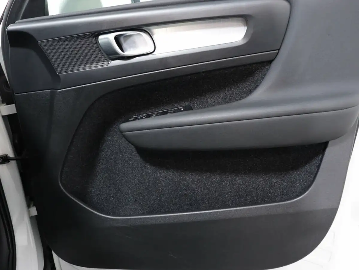 2020-volvo-xc40-15-t3-momentum-big-37